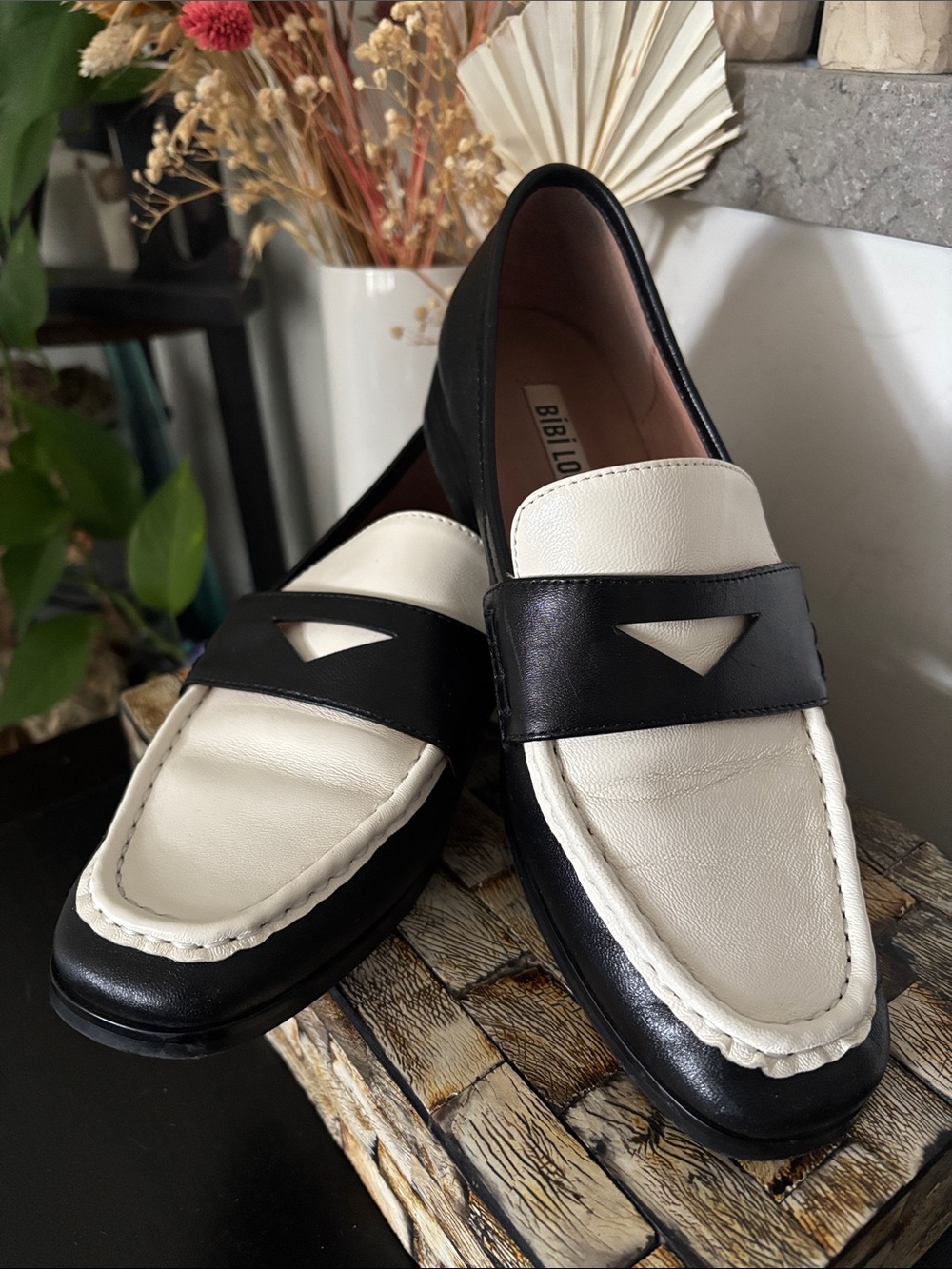 Bibi Lou (37) Black & White Classic Leather Loafers Soft EUC Office Casual - Picture 15 of 16